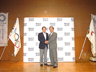 H29.05.10東京2020オリンピック・パラリンピック フラッグツアー フラッグ歓迎セレモニー・前川区長と