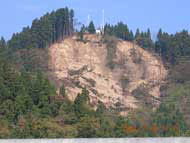 H16.11.6 平成16年10月23日に発生した新潟中越地震による無残な山肌